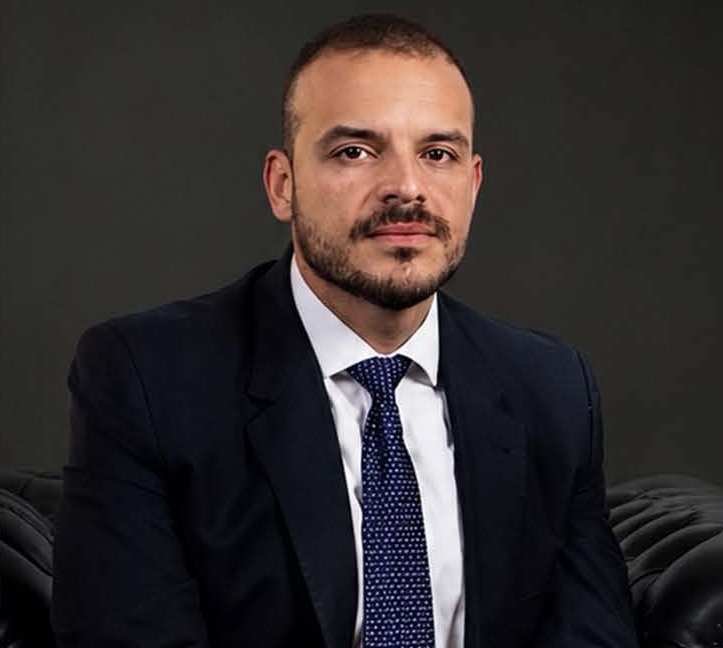 Dr. Victor Lucano R. Del Duca